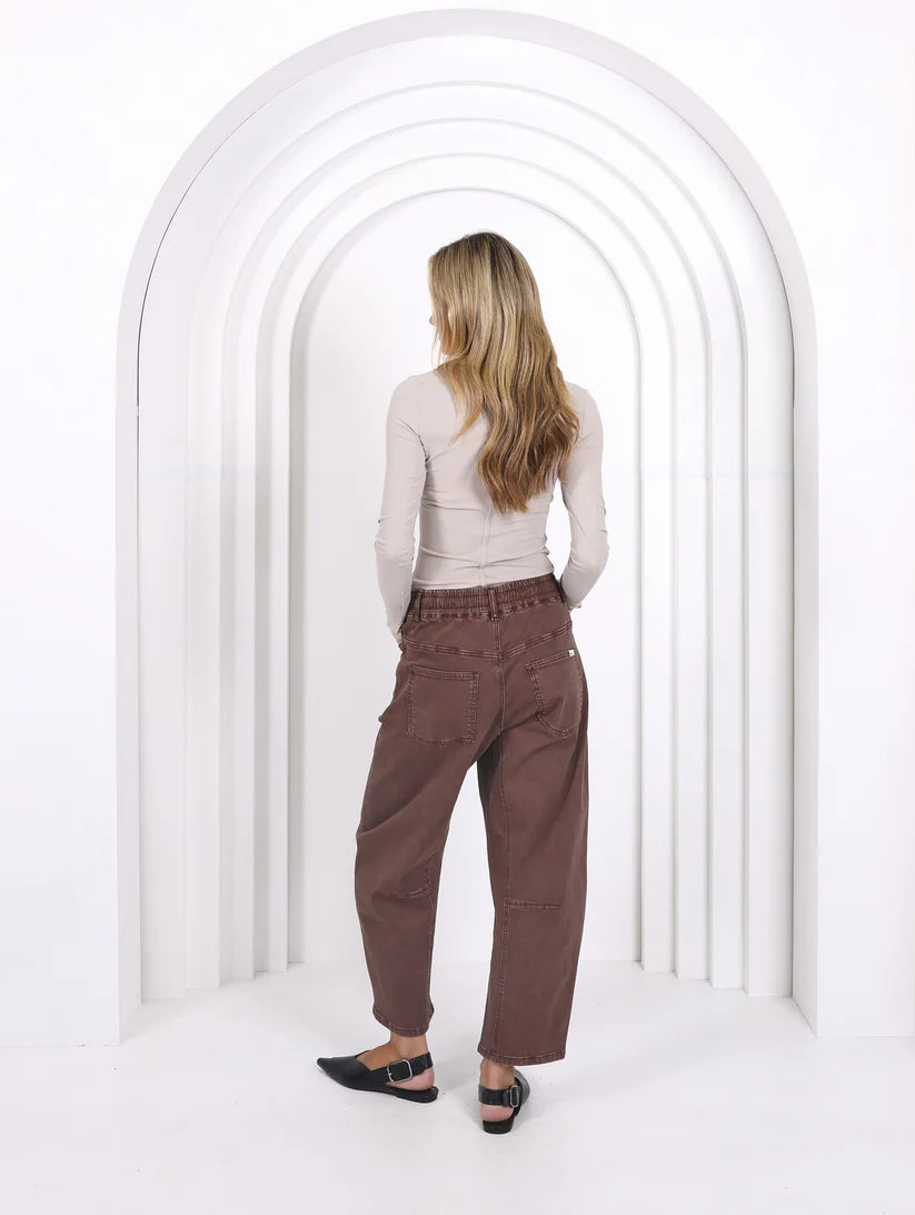 Leo Barrel Leg Jean | Chocolate